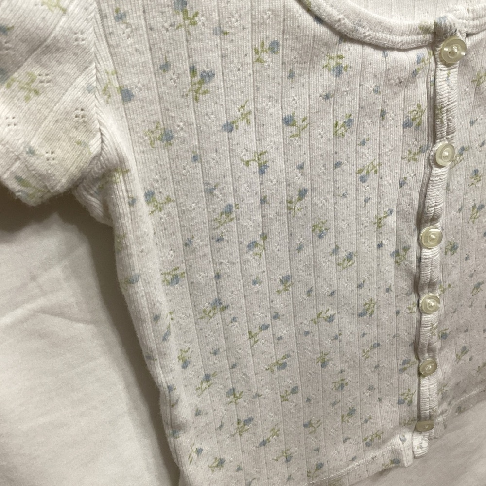 💚Brandy Melville White Floral Button Down Shirt - Picture 3 of 8